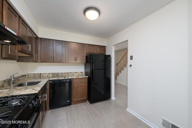 Building Photo - 83 Oak Ln