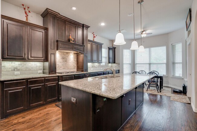Building Photo - Beautiful home with elegant curved stairca...
