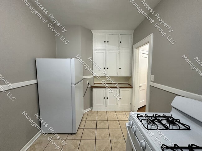 Building Photo - Large Upper 2 Bedroom SE Side Unit