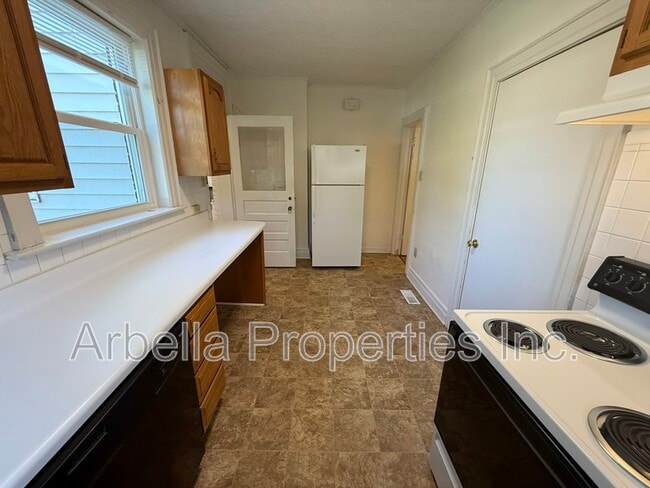 Building Photo - 707 E Unaka Ave