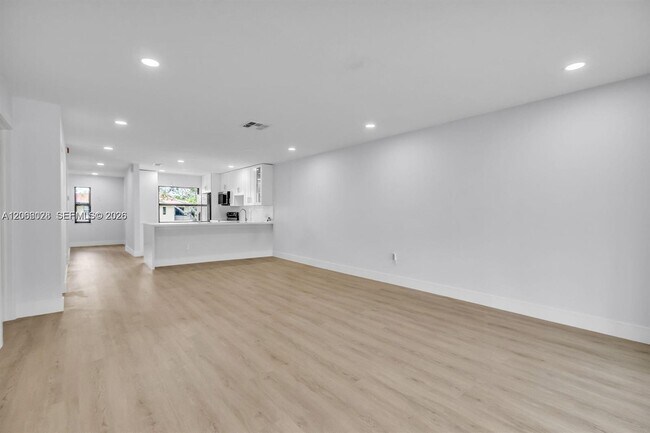 Building Photo - 8535 Casa Del Lago