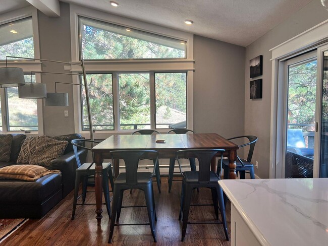 Building Photo - Executive Rental Fully Furnished PERFECT G...