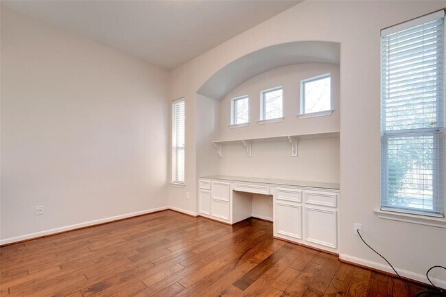 Building Photo - 34 N Longsford Cir