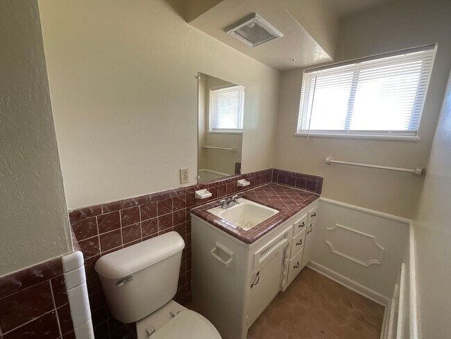 Building Photo - 3 Bed, 2 Bath, 1 Car Garage