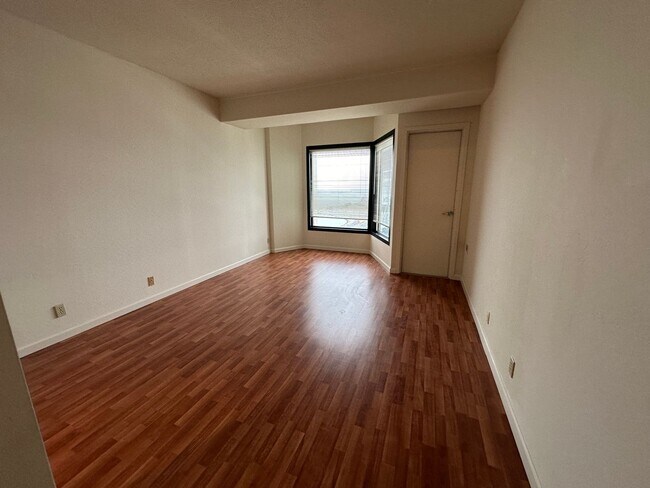 Building Photo - 1 Bed 1 Bathroom Condo Available View of W...