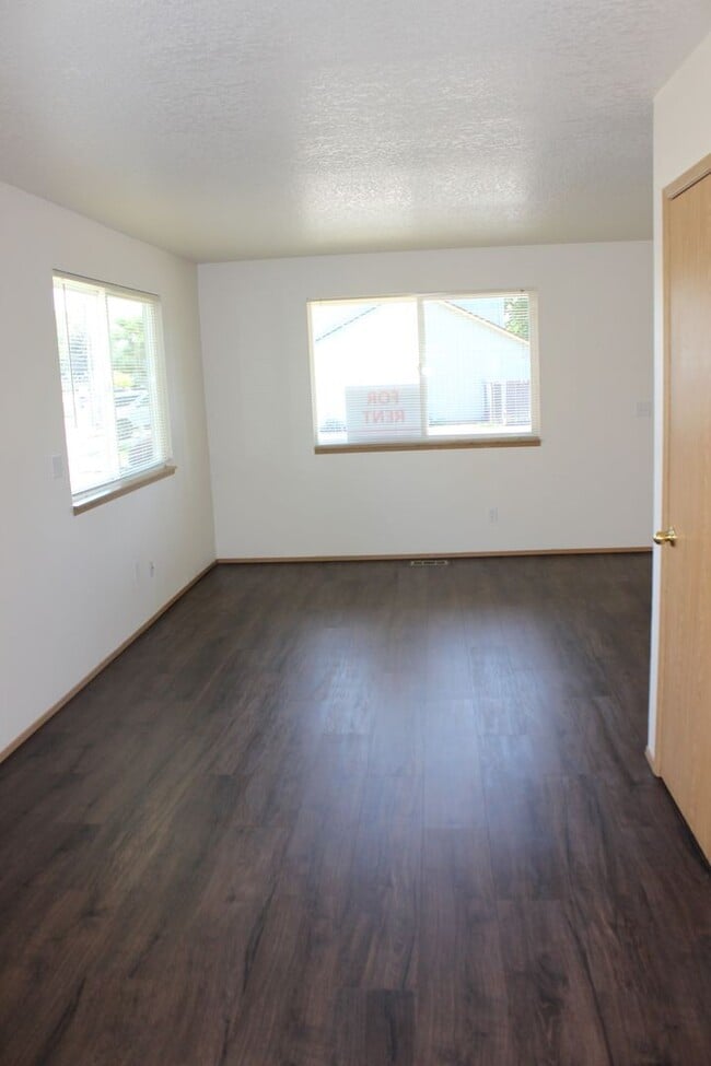 Building Photo - 3 bedroom, 2 1/2 bath home in quiet Scappoose neighborhood near parks
