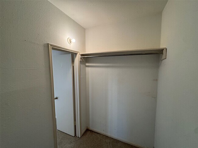 Building Photo - 2100 Tanglewilde St