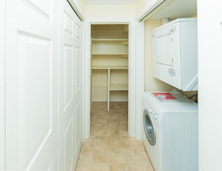 Building Photo - 1346 S College Mall Rd