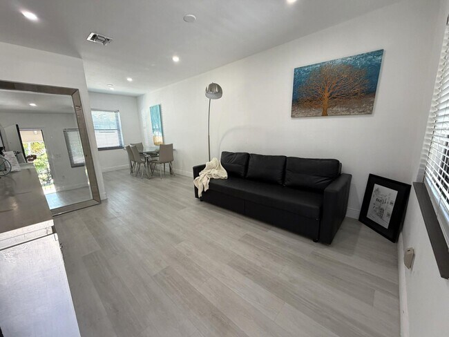 Building Photo - 801 NE 19th Ave