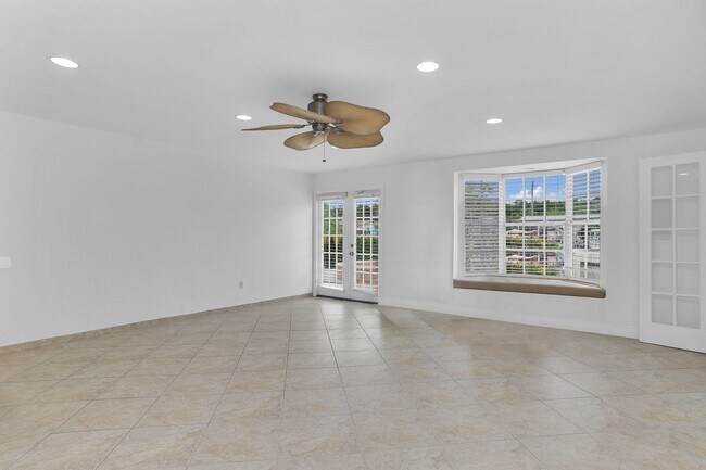 Building Photo - Beautiful house on the water with a pool