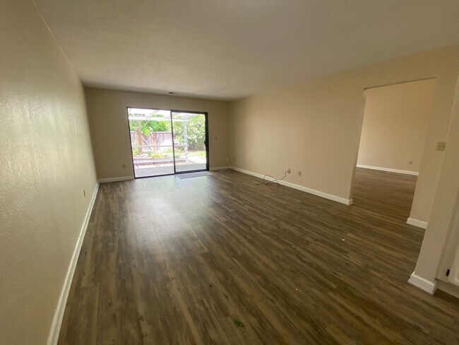 Building Photo - Danville Brookview Duet Townhouse 4 Br., 2...