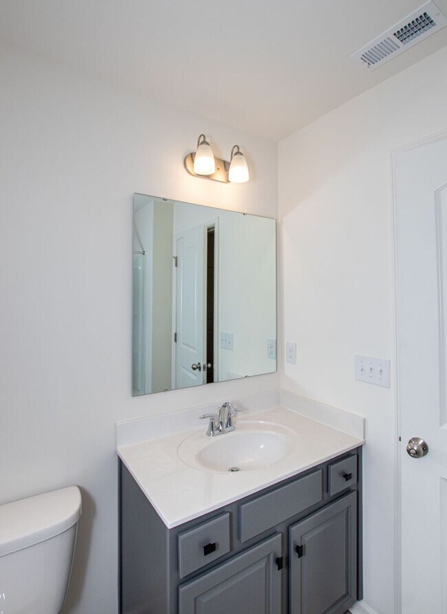 Building Photo - BEAUTIFUL 2 Bedroom Townhome in MIDLAND AVAILABLE JUNE 2026