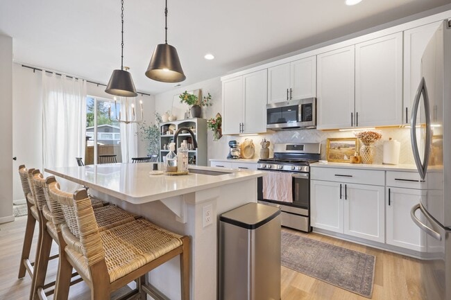 Building Photo - Spacious & Stylish 4-Bedroom A/C Townhome!