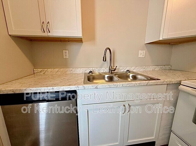 Building Photo - 3772 Camelot Dr