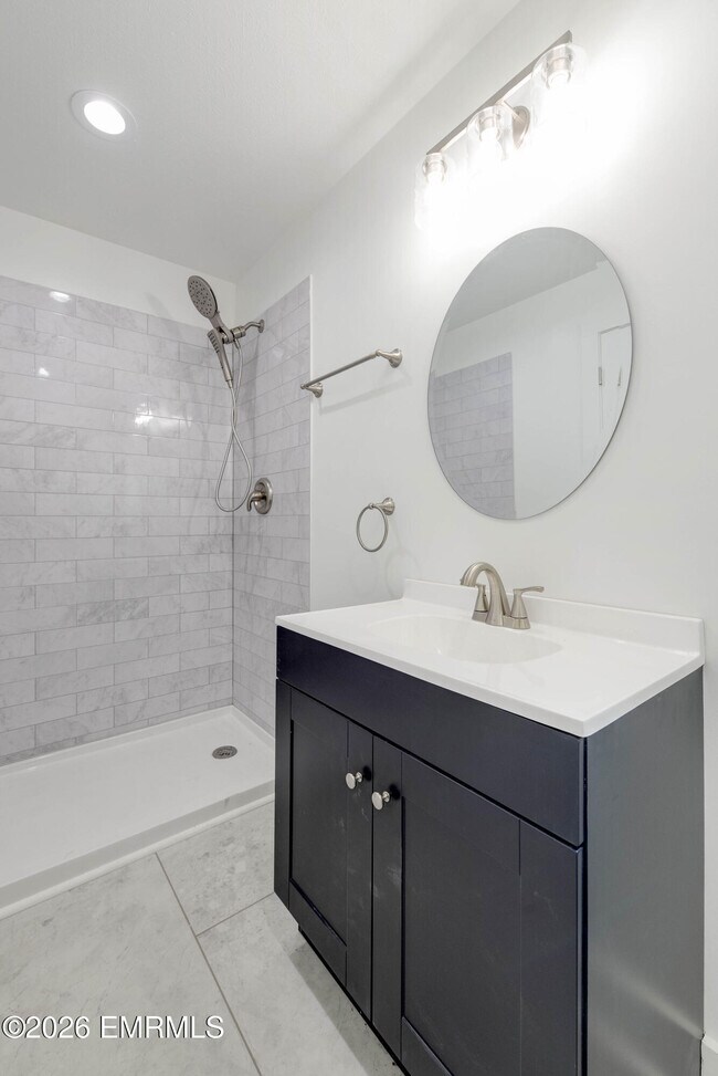 Building Photo - 554 Edwards Rd