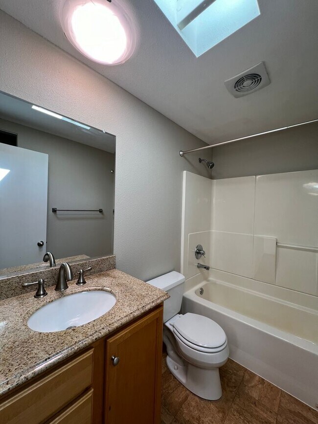 Building Photo - RICHMOND ONE BEDROOM AVAILABLE FOR IMMEDIATE MOVE-IN - SEE LISTING FOR SPECIALS!