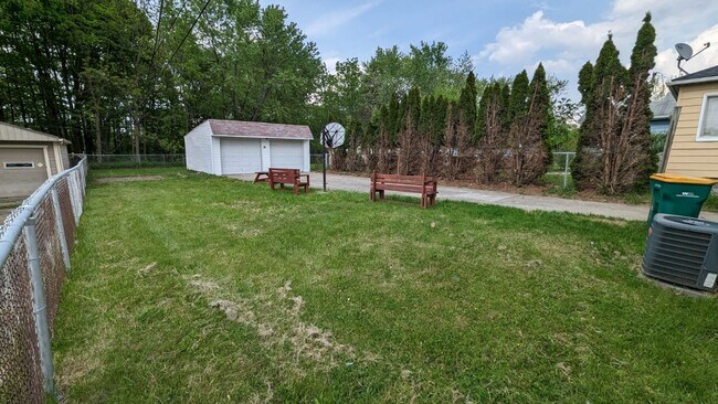 Building Photo - 4 bedroom 1 bathroom