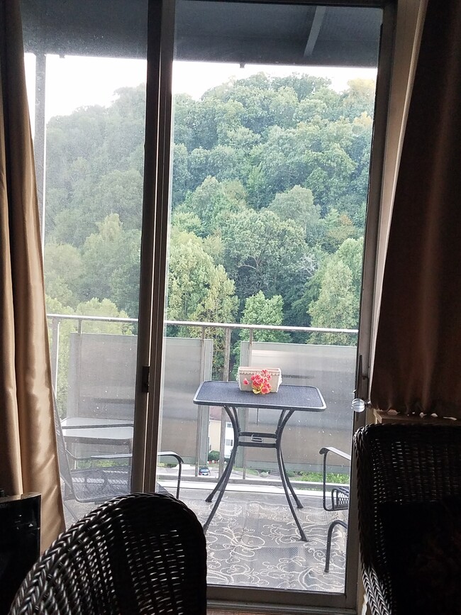 Building Photo - 1800 Roundhill Rd