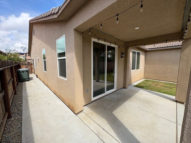 Building Photo - Lovely Clovis home Available Now!