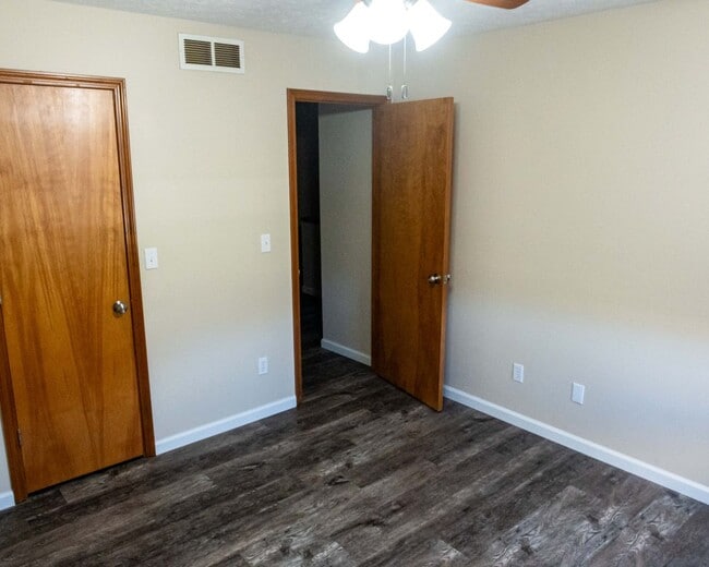 Building Photo - 423 S Park Square Dr