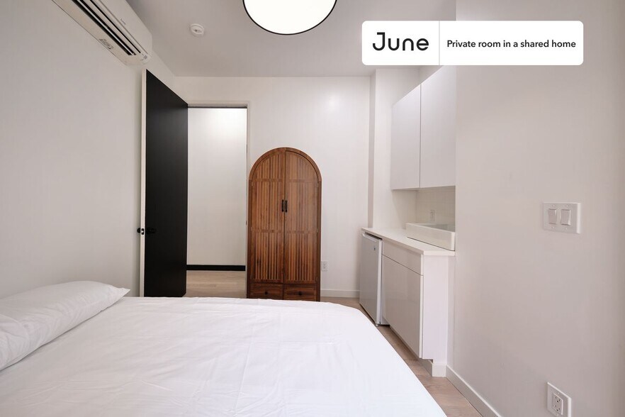Building Photo - Private bedroom in 4 bed/4 bath Home