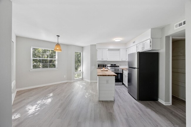 Building Photo - Fully Renovated 2BR/2BA Condo for Rent – P...