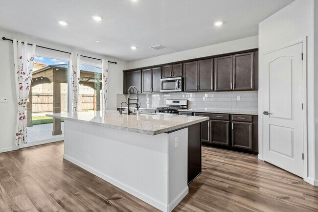 Building Photo - 1835 Shima Ave