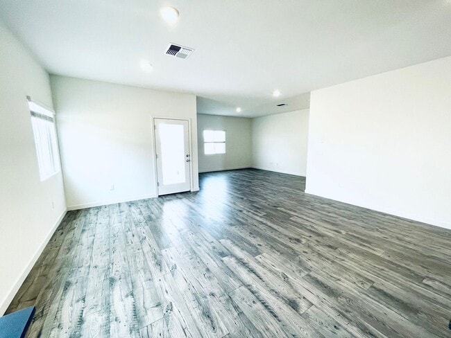 Building Photo - Newer 4 Bedroom Home, 3 car garage