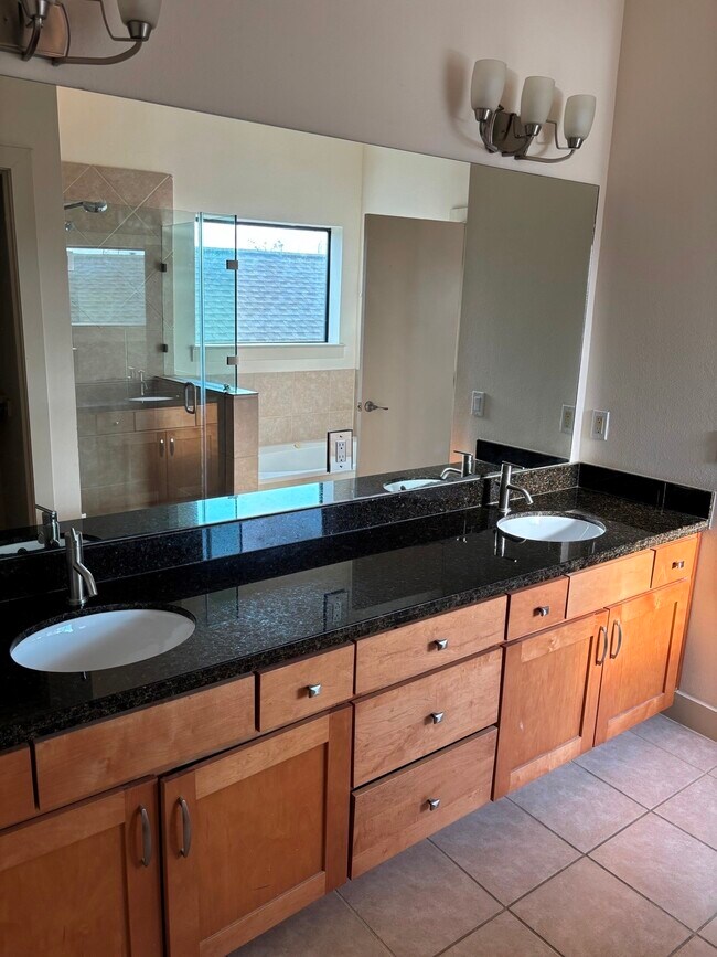 Building Photo - 1510 W 26th St