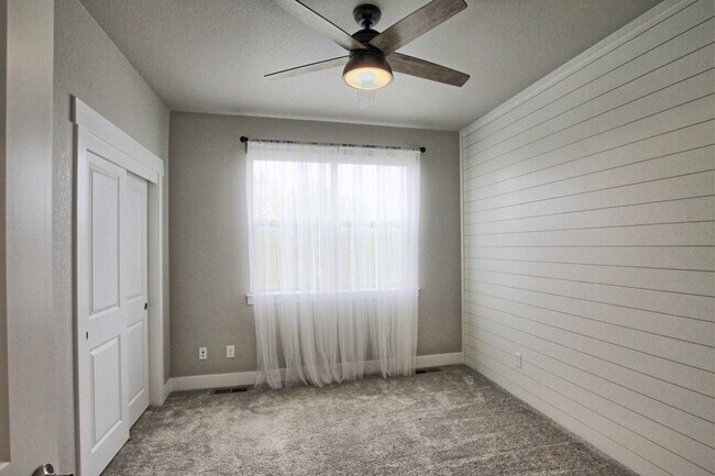 Building Photo - Newer 2 bed 2.5 bath Castle Rock townhome.