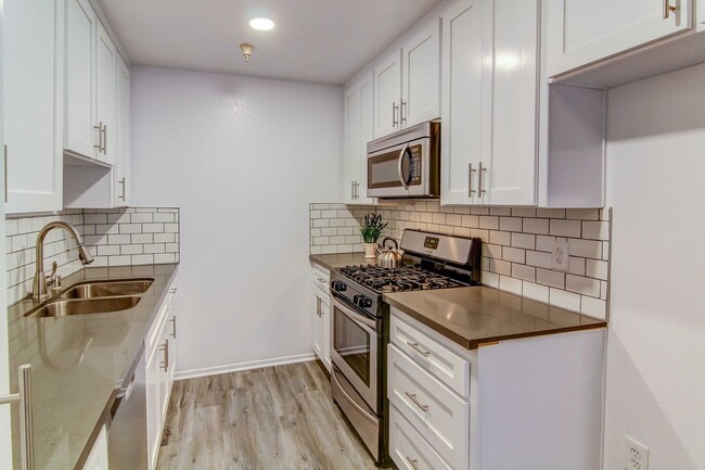 Interior Photo - 7057 Lanewood Ave