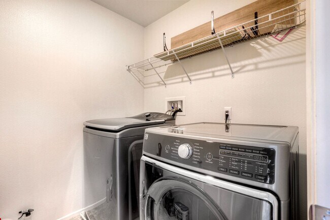 Building Photo - Fallbrook Two Weeks FREE Beautiful Horse Creek Ridge Spacious 3 Bed / 2.5 Bath Home with Solar