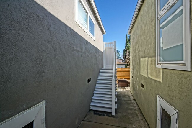 Building Photo - BEAUTIFULLY REMODELED, REDONDO HILLS HOME ...