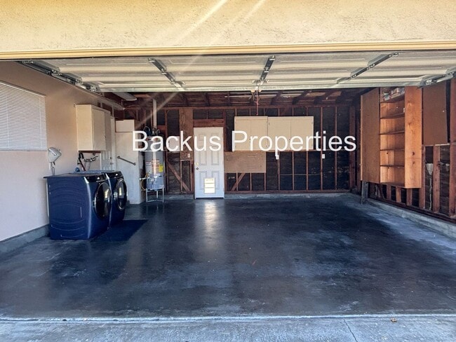 Building Photo - Wonderful four-bedroom corner lot home in South Salinas