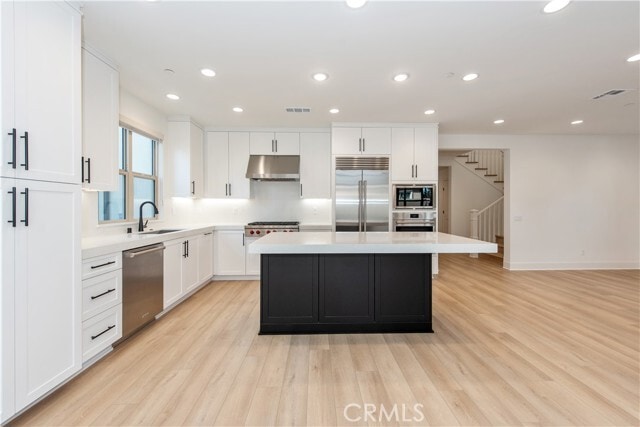 Building Photo - 150 Somera