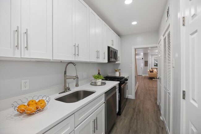 Building Photo - wonderful 3BR 1.5 Bath in the H st Corridor