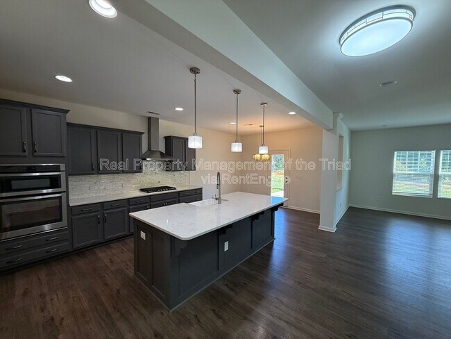 Building Photo - 1311 Red Deer Dr