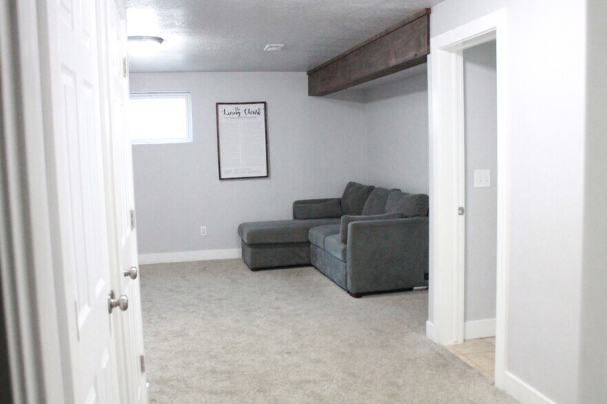 Building Photo - 555 W 920 N