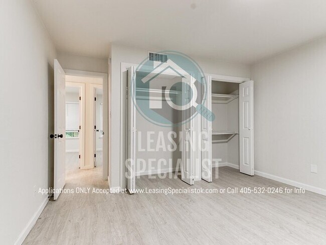 Building Photo - Adorable Norman 3 Bed 1.5 Bath House!