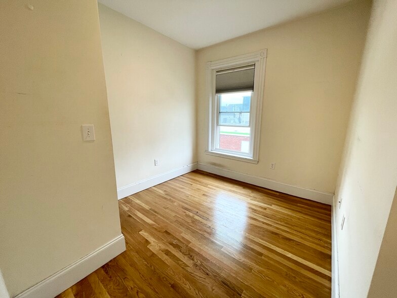 Building Photo - 92 L St