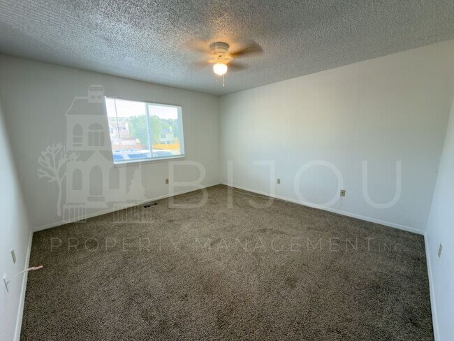 Building Photo - 2405 Split Rock Dr