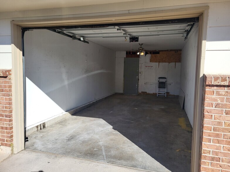 Garage with opener - 1405 Tappan Cir
