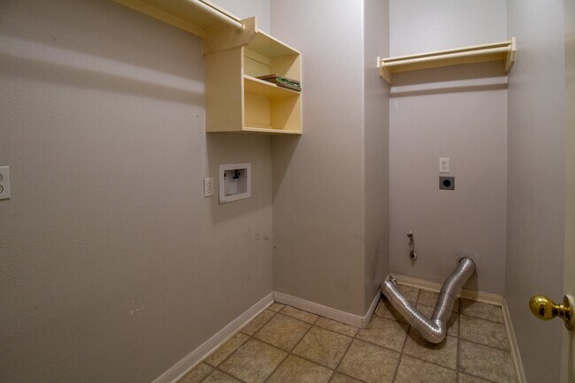 Building Photo - 2111 Grovewood Park