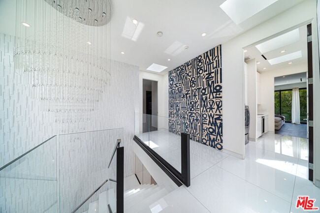 Building Photo - 511 N Rexford Dr