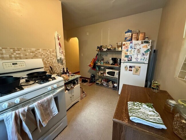 Building Photo - Cozy Urbana Apartment with Hardwood Floors Near Downtown