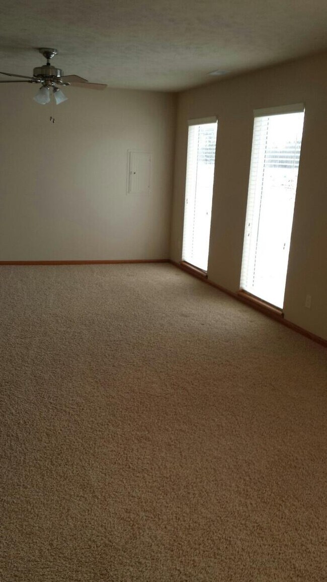 Living Room - 6051 Glenbrook Ln