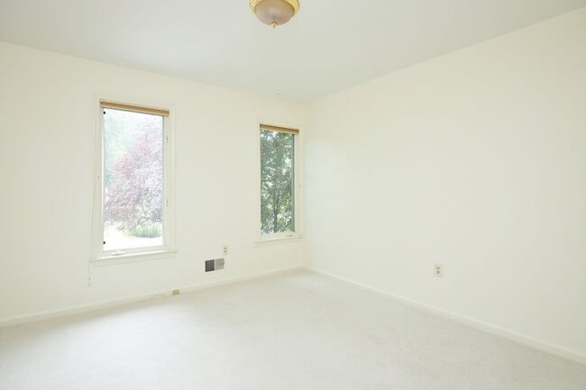 Building Photo - Sparkling and Spacious