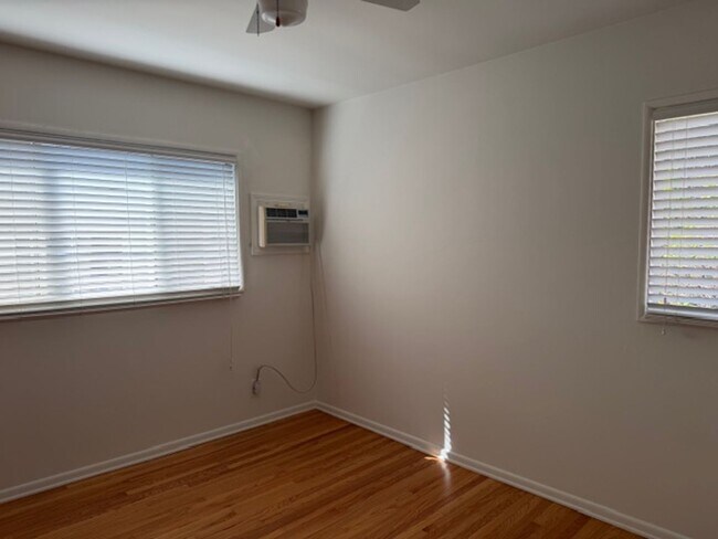 Building Photo - 1055 Thompson Ave