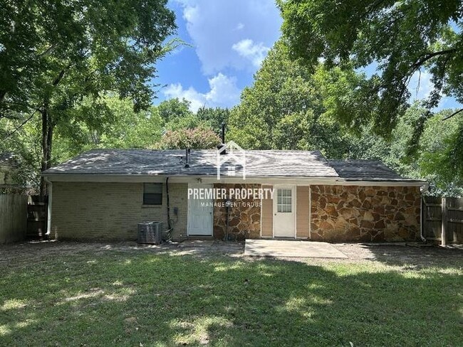 Building Photo - 6570 Ridgewood Rd