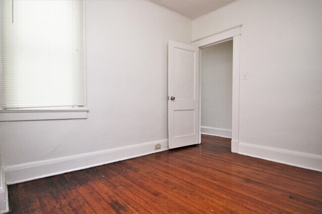 Building Photo - 2026/2027 JHU Off-Campus 3bd/1ba Rowhouse  w/ W/D & rear yard! -Available 6/9/26